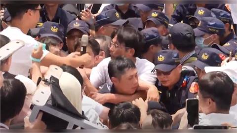 警遭黃國昌勒脖被網友點名「還燦笑」？現場30秒影片真相曝光