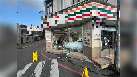 快新聞／宜蘭小客車撞超商「玻璃門全碎」還肇逃！現場畫面全曝光了