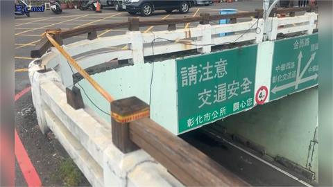 驚！彰化曉陽地下道貨車撞斷護欄　大木棍"從天而降"砸機車道