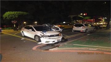 汽、機車碰撞 機車橫躺在轎車引擎蓋上