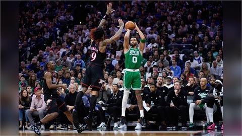 NBA(影) ／24顆三分球轟爆對手！綠衫軍賽爾提克創隊史新高差1勝就晉級