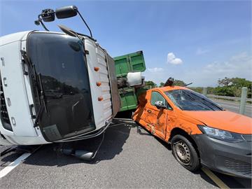 快新聞／國3車禍！大貨車左前輪爆胎　小客車無辜遭波及