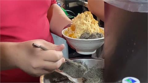 寧夏夜市過年氣氛濃！　平日排長龍　外籍遊客開心逛