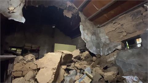 豪雨來襲！台中百年土埆厝牆壁崩塌　屋主衝屋外逃命