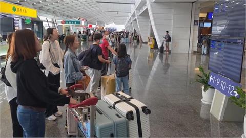 颱風逼近！　桃機明７６０架航班停飛　湧現改票潮「機票價格漲翻天」