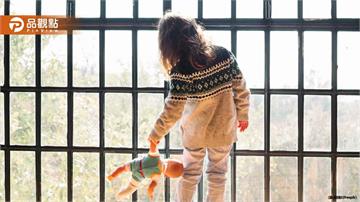 超危險！2幼童掛三樓鐵窗玩耍 警消破門救援