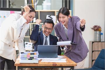 不想再當社畜？4個神奇法則讓妳秒變「社寵」 老闆都搶著用妳！