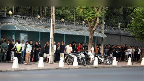 快新聞／詐騙園區遭取締！柬埔寨金邊中國大使館現排隊人潮　盼春節前能回國