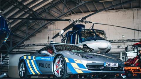 「500萬元法拉利」改裝成超跑警車！捷克警方：時速破百僅需3.4秒