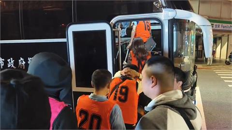 快新聞／北市警深夜掃蕩地下百家樂賭場！帶回60餘人　查獲逾百萬元賭資