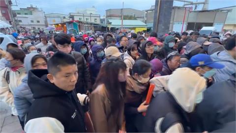 白沙屯拱天宮拜斗抽籤來啦！　上千位民眾「漏夜排隊」搶登記