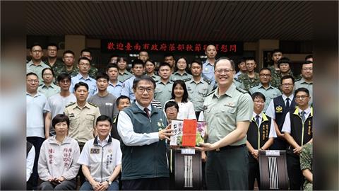 中秋慰勞國軍　黃偉哲贈慰勞金與農特產感謝官兵
