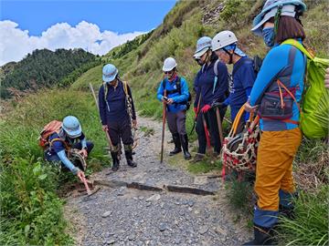 花蓮災後多處山區步道受損　志工扛機械背石上山分工修復