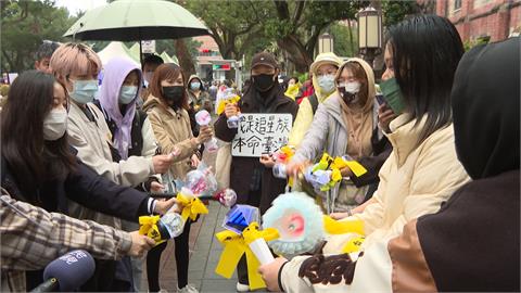 響應青鳥！　　「追星族」拿應援棒聲援守護民主