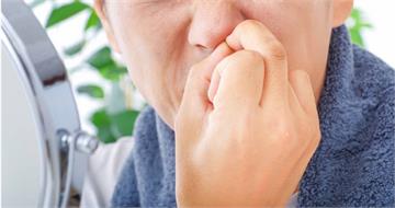 男大生約會前狂拔鼻毛！鼻孔腫痛化膿　醫示警：恐感染擴散至顱內
