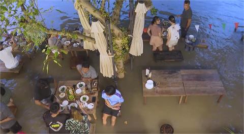 泰國民眾苦中作樂　餐廳淹水反成熱門景點