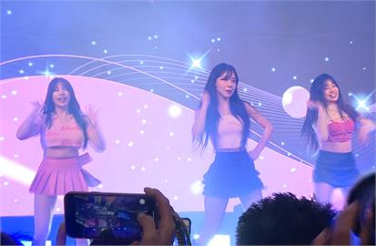 啦啦隊女神李多慧現身生技公司春酒　和集團總裁一同精神喊話