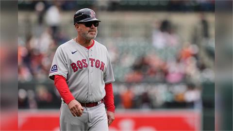MLB(影)／紅襪三壘教練衝進球場指揮跑壘怎麼回事？原來是芬威球場視角的問題