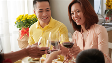 過年吃尾牙、圍爐少喝酒！ 研究：每天喝超過2杯，直腸癌風險高95%