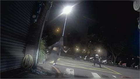 快新聞/抓到了!五股男持刀搶計程車襲警!遭壓制送辦