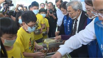 補助雲林營養午餐金 王文淵、張麗善與童共餐