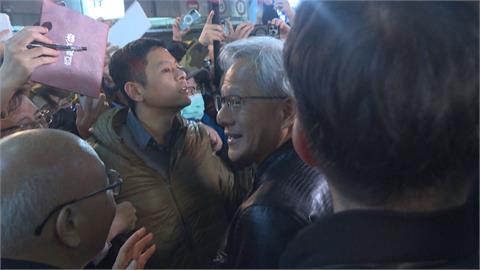 黃仁勳首訪逢甲一攤沒吃就離開　網紅怒批「大媽趁亂要紅包」