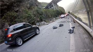 重慶山區大量落石掉公路  汽車行經超驚險