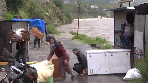 喀什米爾暴雨洪水氾濫！橋梁岌岌可危　居民往高處撤離