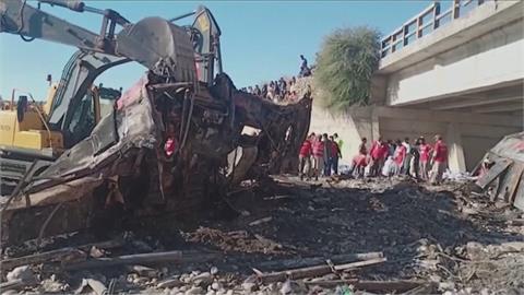 疲勞駕駛？巴基斯坦巴士墜橋　引發大火車體全毀、40餘人死亡