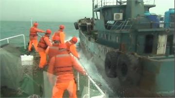 扯！中國船越界驅離無效 海巡隊登船查獲10公斤豬肉