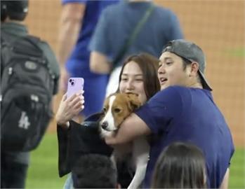 MLB／生涯首闖季後賽！大谷翔平與妻真美子秀恩愛拍「全家福」