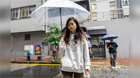 快新聞／香港「留下書舍」女店員獲釋！3人被捕後獲准保　神情憔悴離開