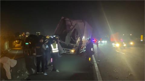 國道深夜大貨車失控自撞！　副駕乘客遭拋飛邊坡慘死