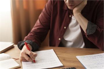 因學習歷程遭5所學校取消錄取！學霸「僅用35天」考上醫學系　心路歷程全公開