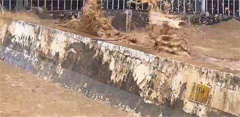 快新聞／泥海來襲！彰化田中路成「黃河」　鐵軌也被泥流吞噬