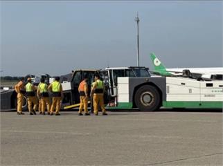 航機拖車車禍！ 星宇航空右轉撞長榮航勤
