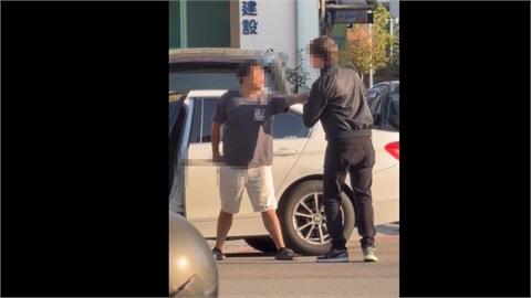 男開車違停被檢舉　「惱羞亮刀」作勢攻擊美籍男