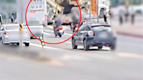 悚！曳引車裝載懸臂大型機具　轉彎沒抓準距離撞客運