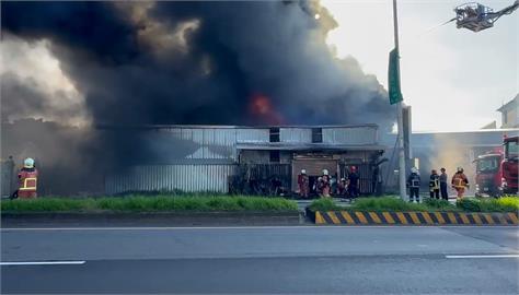 新竹烤漆工廠驚傳大火　鐵皮建築全面燃燒幸無傷亡