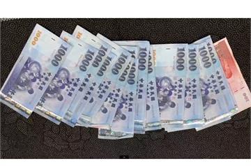 機車騎士2萬元現鈔噴飛 鈔級任務警民聯手錢歸原主