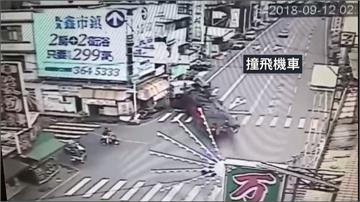 聯結車直衝民宅撞大門 小轎車誤壓騎士