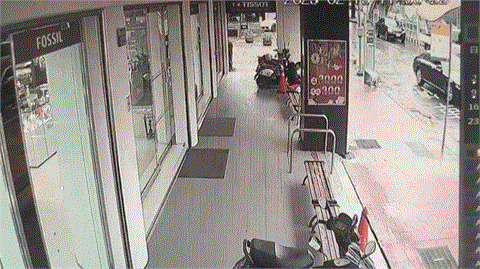 快新聞／驚！台中新光三越氣爆多人傷亡　對面店家玻璃門險被震飛畫面曝