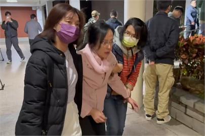 快新聞／立院表決前哨戰！綠委夜襲突破防線　陳瑩掛彩上救護車