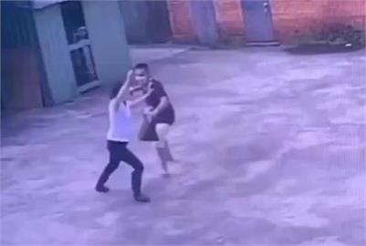 吸毒男持刀搶車搶20萬落跑　　逃亡3天摩鐵內被逮