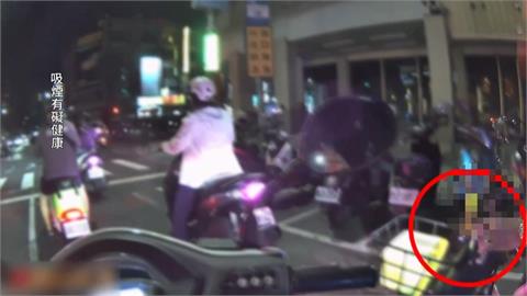 騎車等紅燈抽菸被警提醒　男子超激動反嗆遭現場壓制
