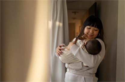 產後媽媽腰酸背痛可能「這」原因！輕柔運動+專業復健　醫師教修復解方
