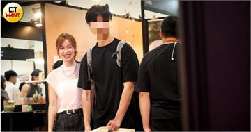 勾小指傳情1／啦啦隊女神芮妮指勾撲克臉酷男　電眼發功打包回香閨