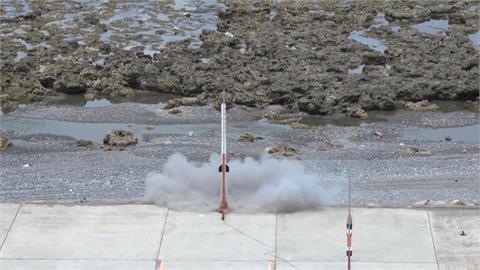 台灣盃火箭賽！「這校」勇奪高中組冠軍　蕭美琴勉勵太空新星