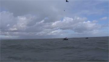 英國"飛魚"玩命挑戰 搭直升機自40公尺高跳海