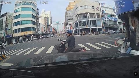 台南女騎士撞完轎車「起身就落跑」　遭撞駕駛看傻眼